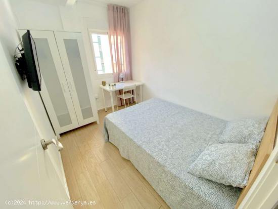  Luminosa habitación con cama de matrimonio equipada para estudiantes - SEVILLA 