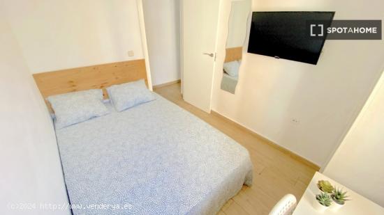 Luminosa habitación con cama de matrimonio equipada para estudiantes - SEVILLA