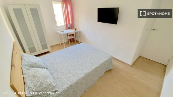 Luminosa habitación con cama de matrimonio equipada para estudiantes - SEVILLA