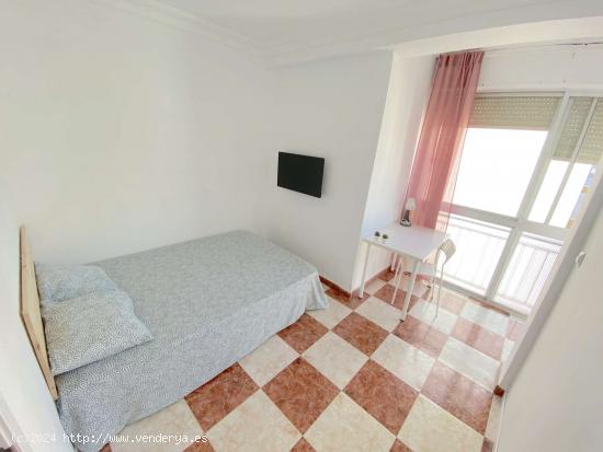 Habitación luminosa con terraza integrada, cama doble, TV y wifi incluidos - SEVILLA