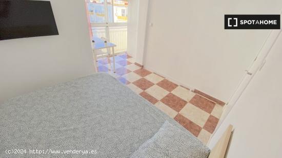 Habitación luminosa con terraza integrada, cama doble, TV y wifi incluidos - SEVILLA