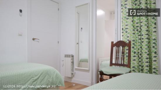 Se alquila habitación en apartamento de 2 dormitorios en Lavapiés - MADRID