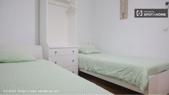 Se alquila habitación en apartamento de 2 dormitorios en Lavapiés - MADRID