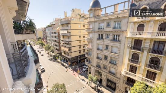 Se alquila habitación en piso de 6 habitaciones en Gràcia - BARCELONA