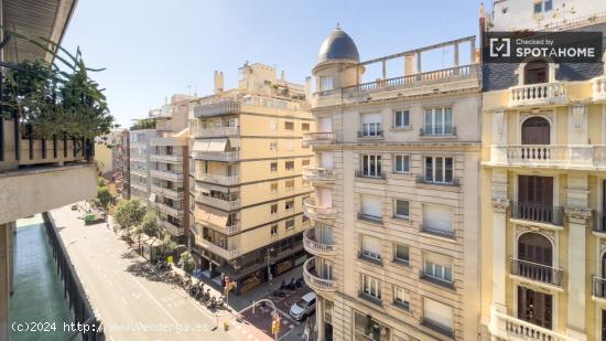 Se alquila habitación en piso de 6 habitaciones en Gràcia - BARCELONA