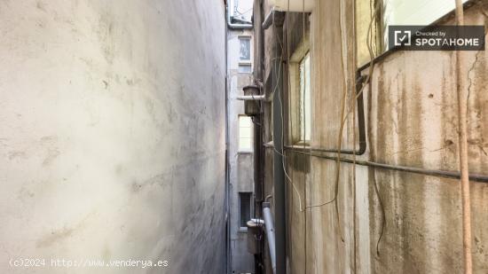 Se alquila habitación en piso de 6 habitaciones en Gràcia - BARCELONA