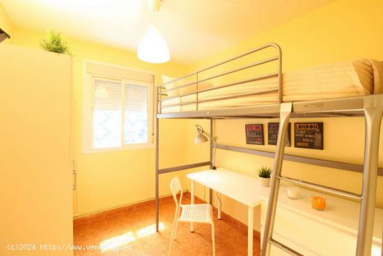 Alojamiento con cómoda en apartamento de 4 dormitorios, Carabanchel - MADRID