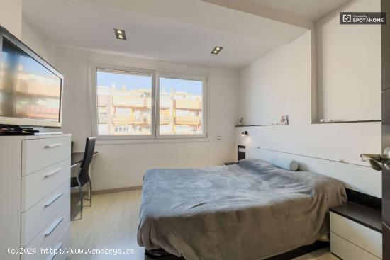 Se alquila habitación en piso de 3 habitaciones en Navas - BARCELONA