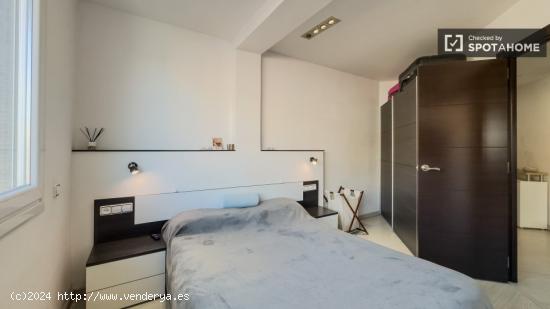 Se alquila habitación en piso de 3 habitaciones en Navas - BARCELONA