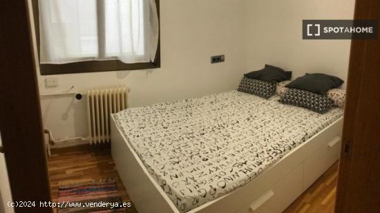 Se alquila habitación en piso de 4 habitaciones en Barcelona. - BARCELONA