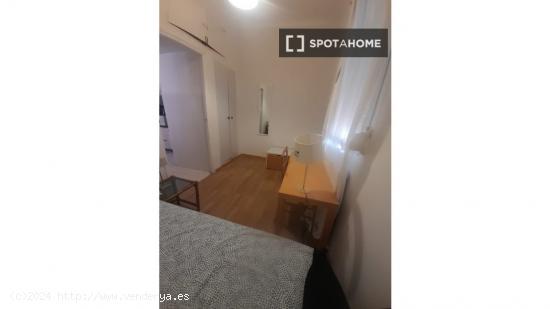 Se alquila habitación en apartamento de 4 dormitorios en Retiro - MADRID