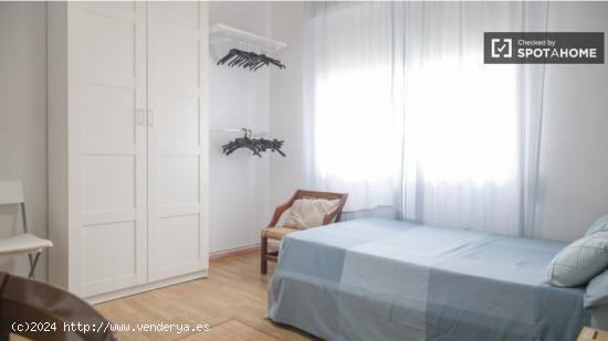 Se alquila habitación en apartamento de 4 dormitorios en Retiro - MADRID