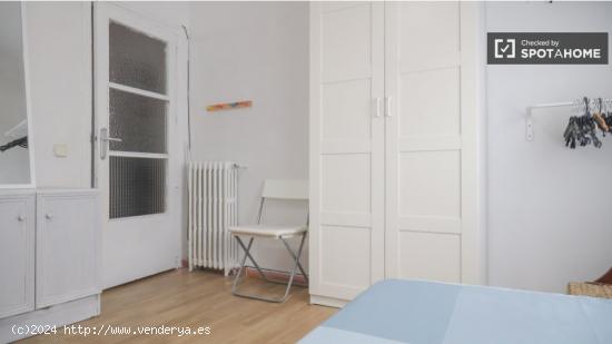 Se alquila habitación en apartamento de 4 dormitorios en Retiro - MADRID