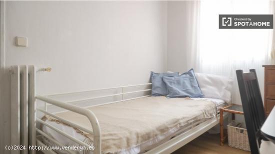 Se alquila habitación en apartamento de 4 dormitorios en Retiro - MADRID