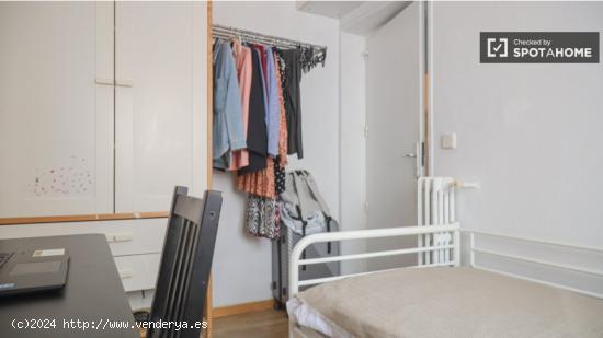 Se alquila habitación en apartamento de 4 dormitorios en Retiro - MADRID