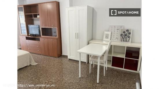 Se alquila habitación en piso de 4 habitaciones en La Raïosa - VALENCIA