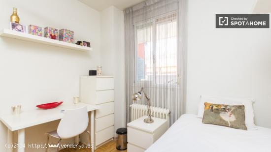 Se alquila habitación en piso de 1 dormitorio en Valdezarza - MADRID