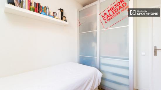 Se alquila habitación en piso de 1 dormitorio en Valdezarza - MADRID