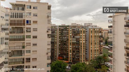 Se alquilan habitaciones en piso de 5 habitaciones en Jaume Roig - VALENCIA