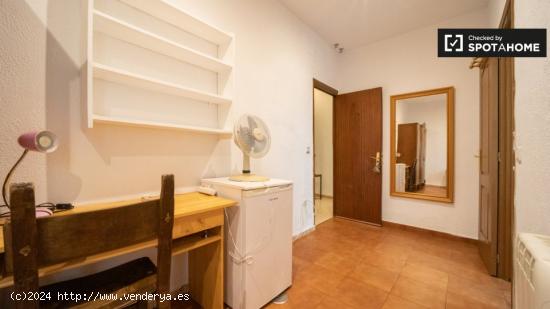 Amplia habitación en un apartamento de 5 dormitorios en Malasaña, Madrid - MADRID