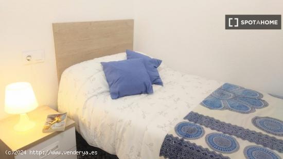 Se alquila habitación en apartamento de 5 dormitorios en Montcada, Valencia - VALENCIA