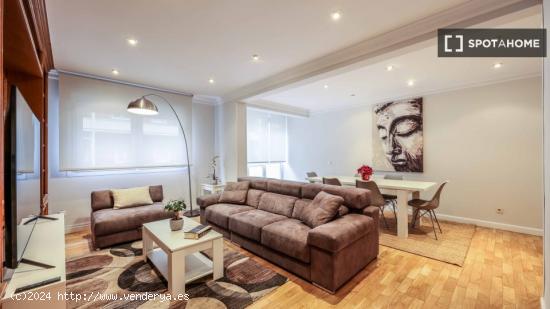 Apartamento de 3 dormitorios en alquiler en Pacífico, Madrid - MADRID