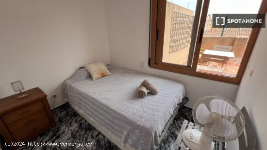 Se alquila habitación en piso de 3 habitaciones en Sant Adrià De Besòs - BARCELONA