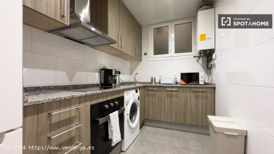 Se alquila habitación en piso de 7 habitaciones en Barcelona - BARCELONA