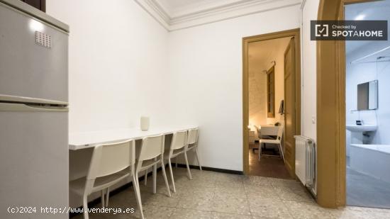 Se alquila habitación en piso de 7 habitaciones en Barcelona - BARCELONA