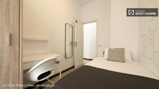 Se alquila habitación en piso de 7 habitaciones en Barcelona - BARCELONA