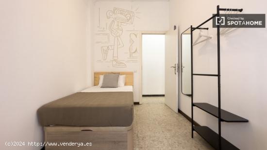 Se alquila habitación en piso de 7 habitaciones en Barcelona - BARCELONA