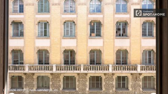 Se alquila habitación en piso de 7 habitaciones en Barcelona - BARCELONA