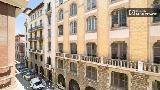 Se alquila habitación en piso de 7 habitaciones en Barcelona - BARCELONA