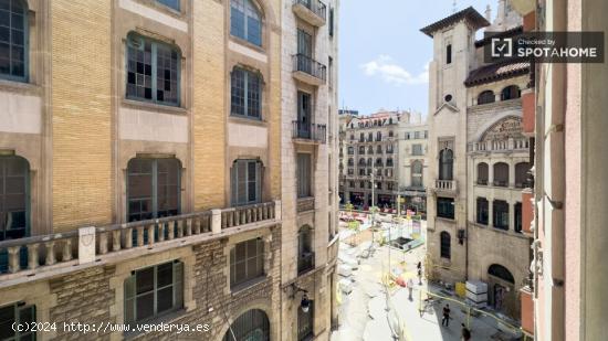 Se alquila habitación en piso de 7 habitaciones en Barcelona - BARCELONA