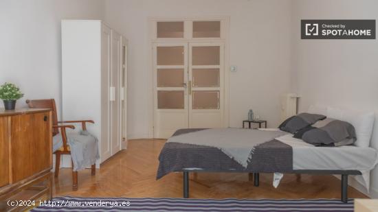 ¡Se alquila habitación en piso de 9 habitaciones! - MADRID