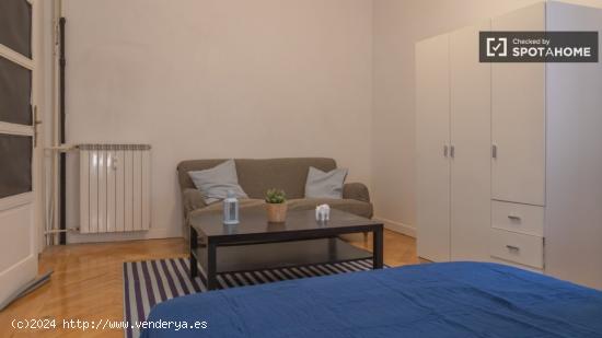 ¡Se alquila habitación en piso de 9 habitaciones! - MADRID