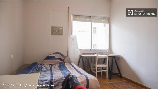 Se alquila habitación en piso de 4 dormitorios en Malasaña - MADRID