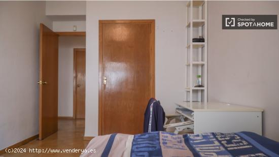 Se alquila habitación en piso de 4 dormitorios en Malasaña - MADRID