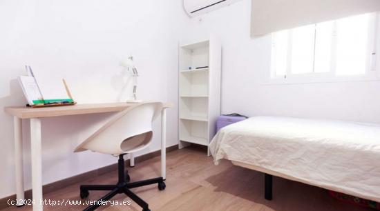 Se alquila habitación en piso compartido en Sevilla - SEVILLA