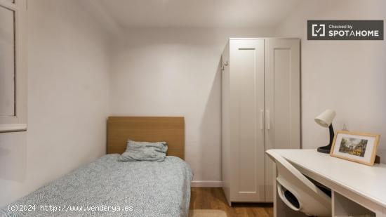 Se alquila habitación en piso de 5 habitaciones en Soternes, Valencia - VALENCIA