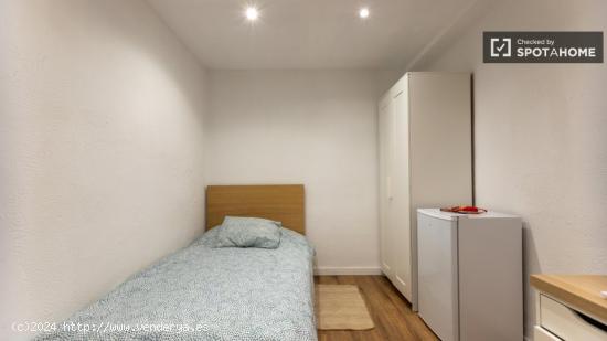 Se alquila habitación en piso de 5 habitaciones en Soternes, Valencia - VALENCIA