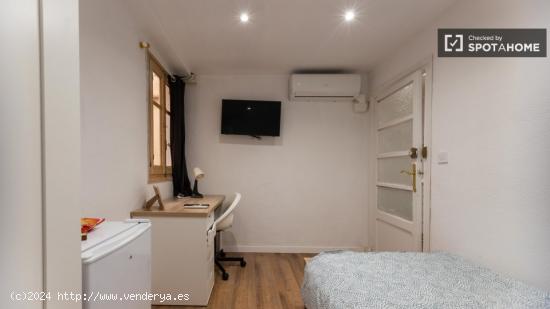 Se alquila habitación en piso de 5 habitaciones en Soternes, Valencia - VALENCIA