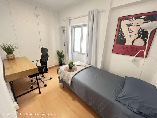 Habitación con cama individual en apartamento de 3 dormitorios en Algiros, València - VALENCIA