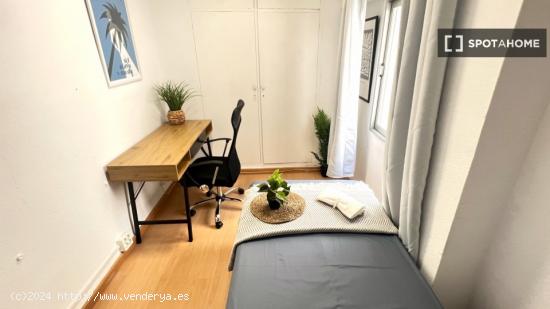 Habitación con cama individual en apartamento de 3 dormitorios en Algiros, València - VALENCIA