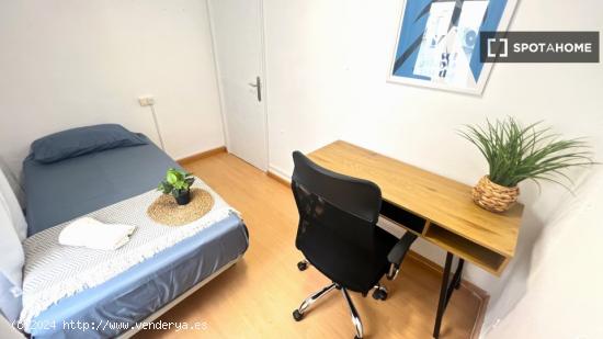 Habitación con cama individual en apartamento de 3 dormitorios en Algiros, València - VALENCIA