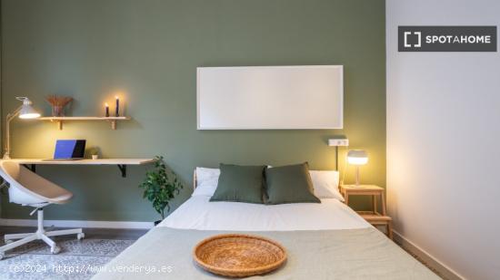 Se alquila habitación en el apartamento de 6 dormitorios en El Raval, Barcelona. - BARCELONA