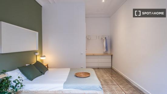 Se alquila habitación en el apartamento de 6 dormitorios en El Raval, Barcelona. - BARCELONA