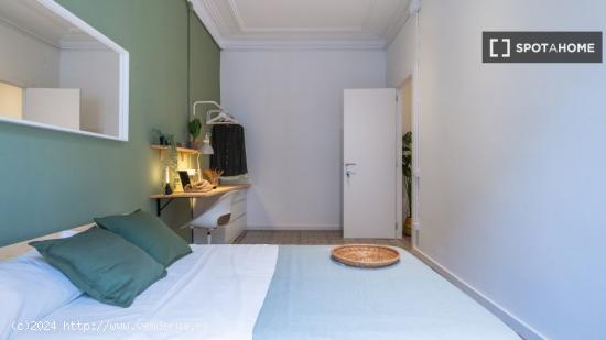 Se alquila habitación en el apartamento de 6 dormitorios en El Raval, Barcelona. - BARCELONA