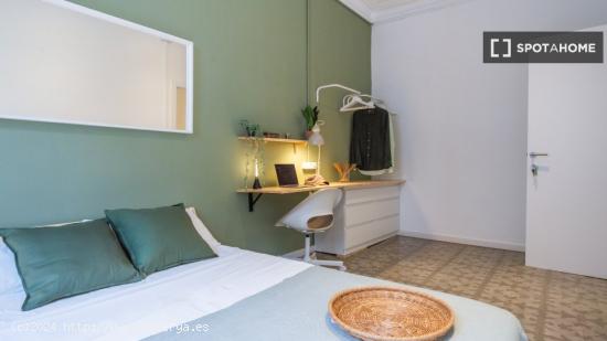 Se alquila habitación en el apartamento de 6 dormitorios en El Raval, Barcelona. - BARCELONA