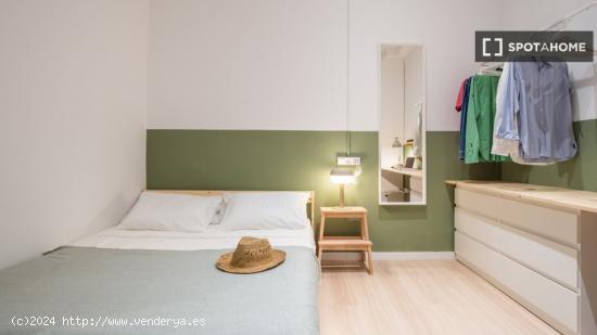 Se alquila habitación en el apartamento de 6 dormitorios en El Raval, Barcelona. - BARCELONA